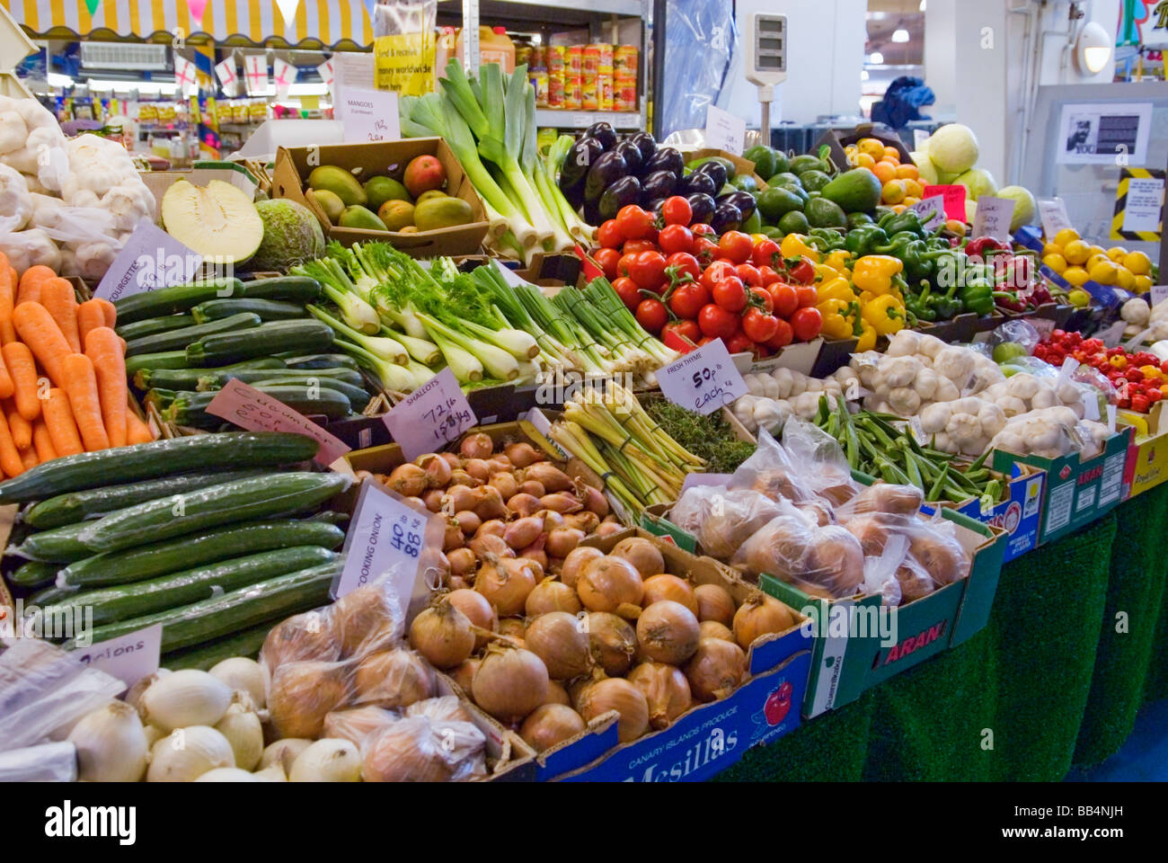 Frutas y Verduras en el mercado minorista de calado Coventry Fotografía