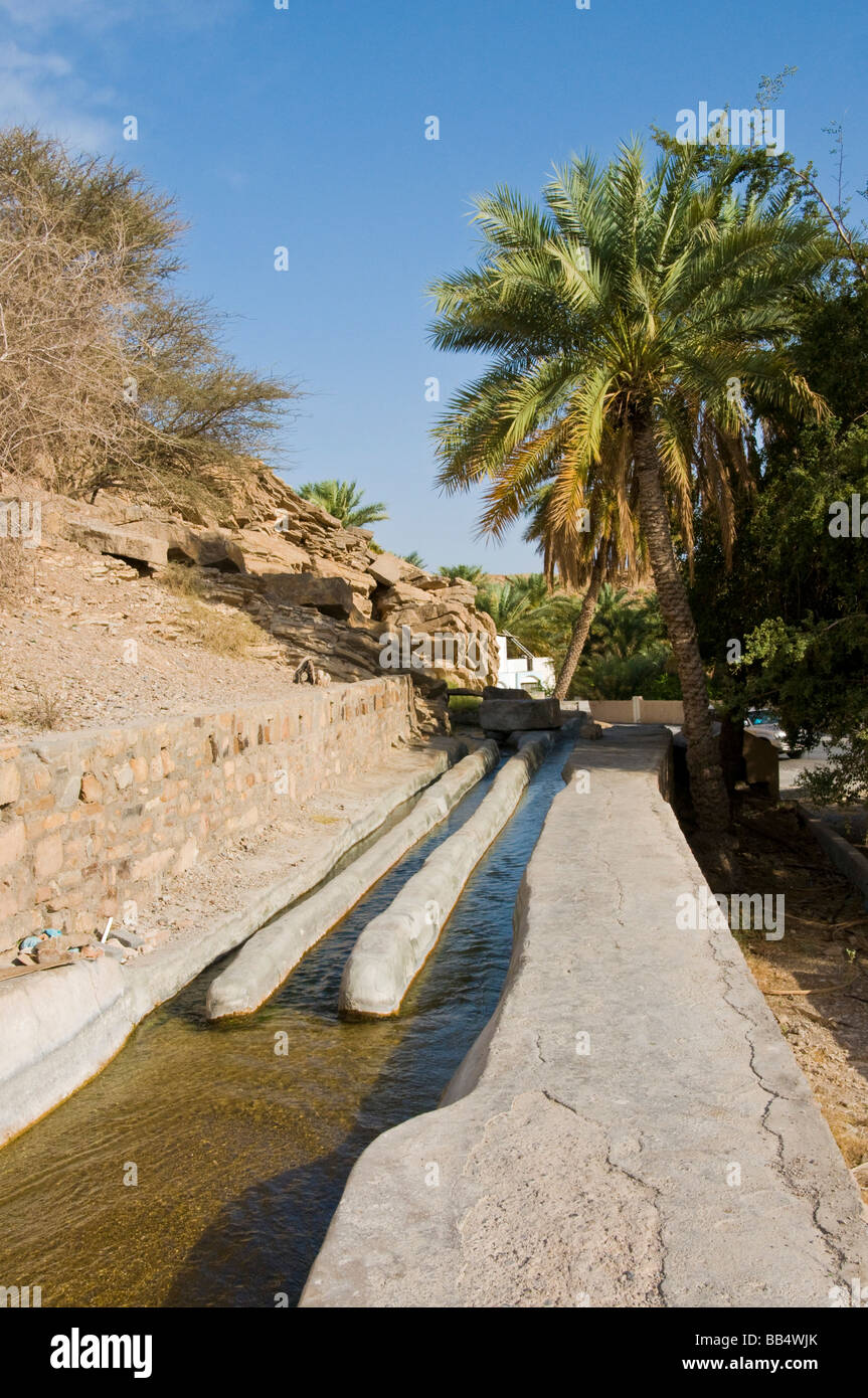 Aflaj o Falaj son los tradicionales sistemas de riego , a continuación son los únicos en Jabal el Akhdar en el sultanato de Omán Foto de stock