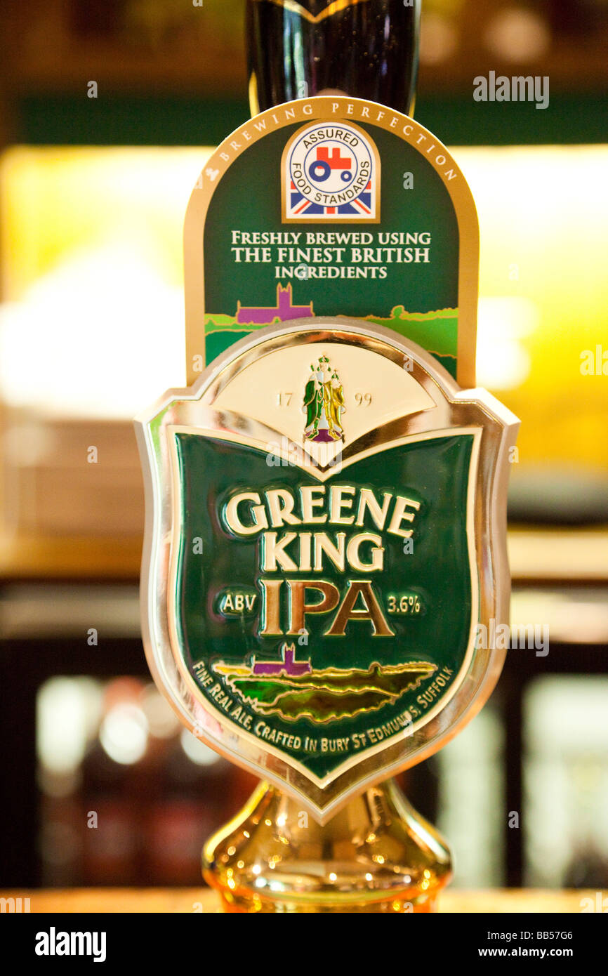 Bomba de cerveza Greene King IPA insignias de etiqueta Foto de stock
