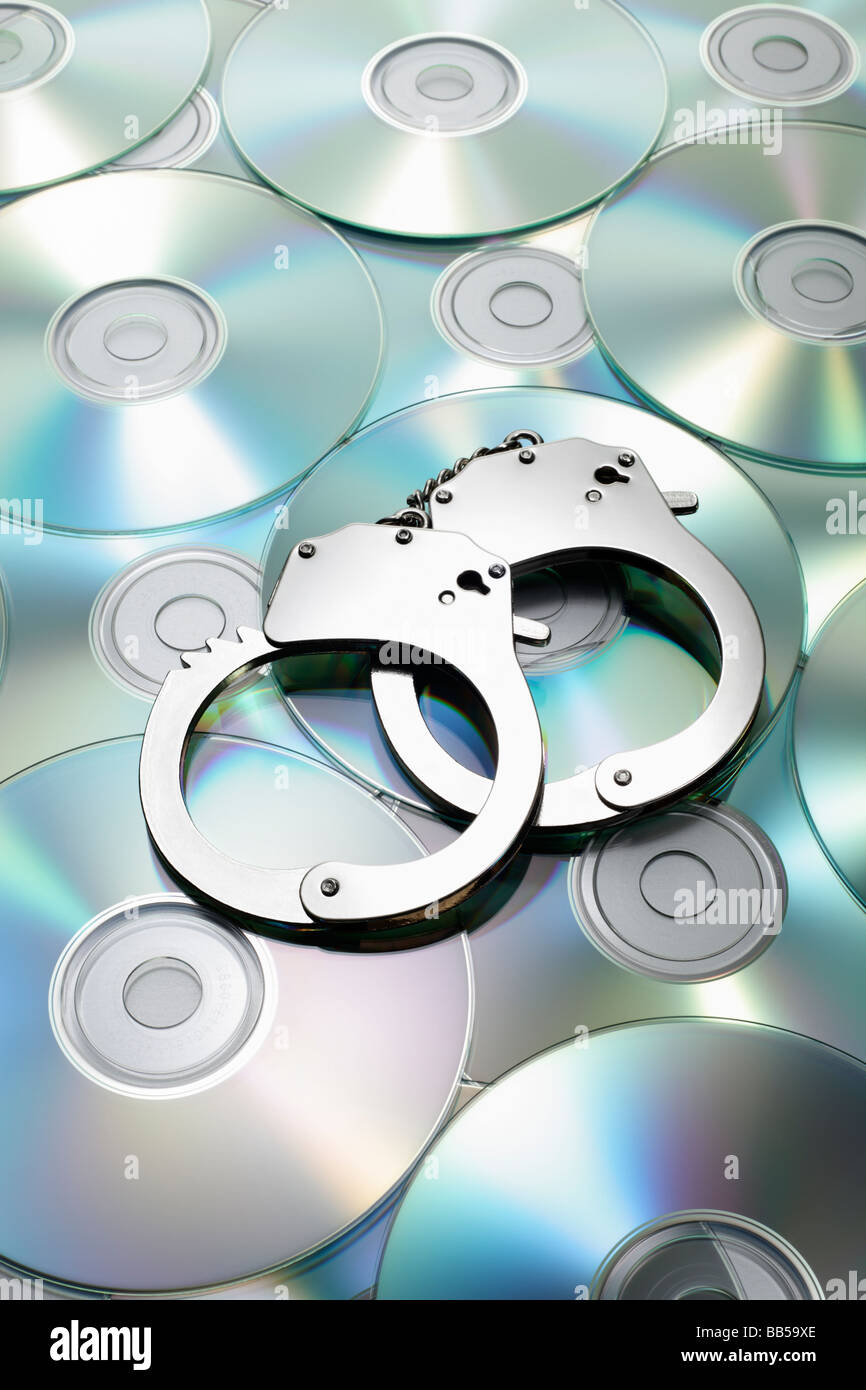 Handschellen liegend auf CDs maniatar Foto de stock