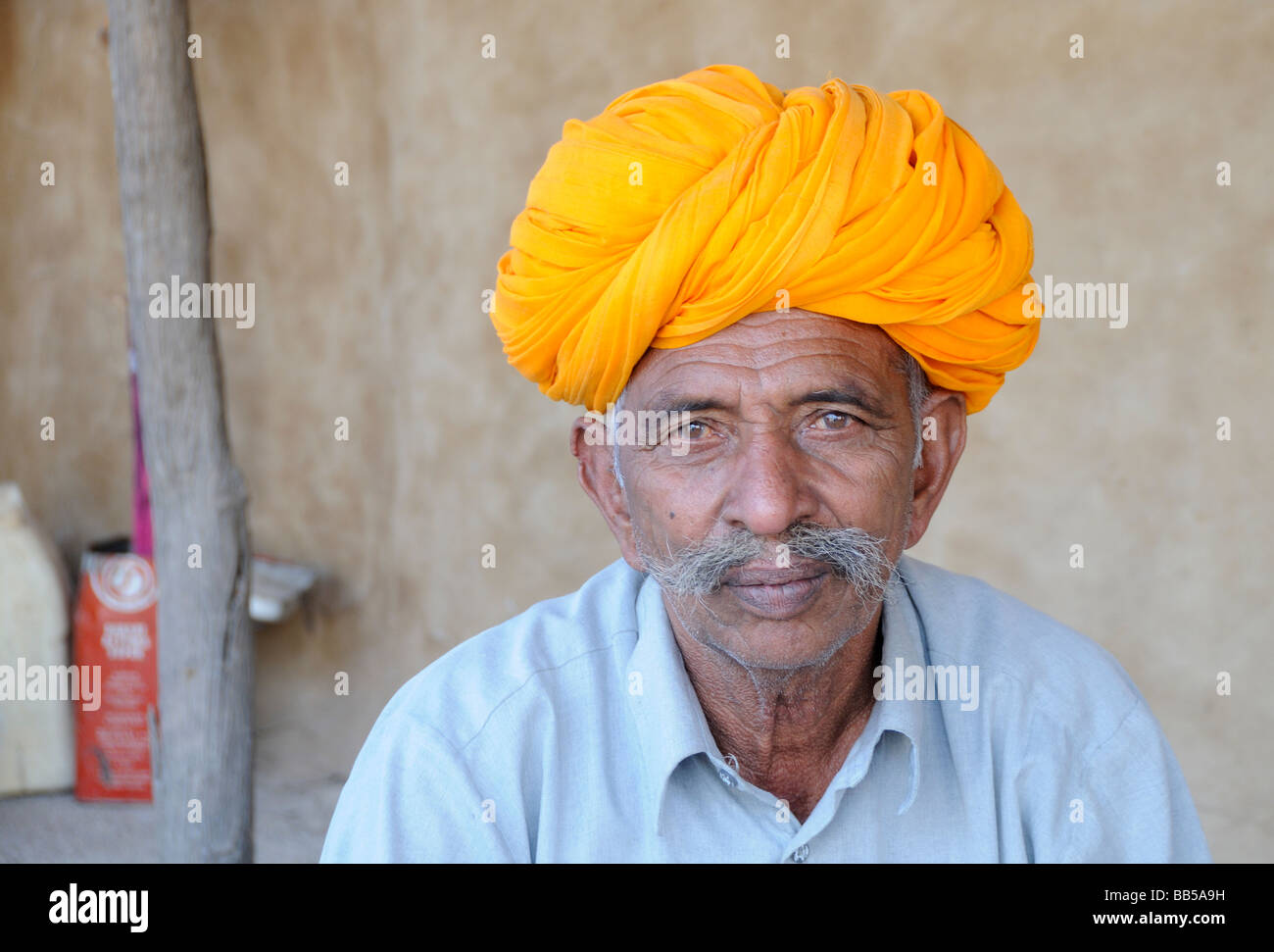Retrato de un hombre de la aldea con un turbante de color naranja. Cerca Rohet, Rajastán, Foto de stock