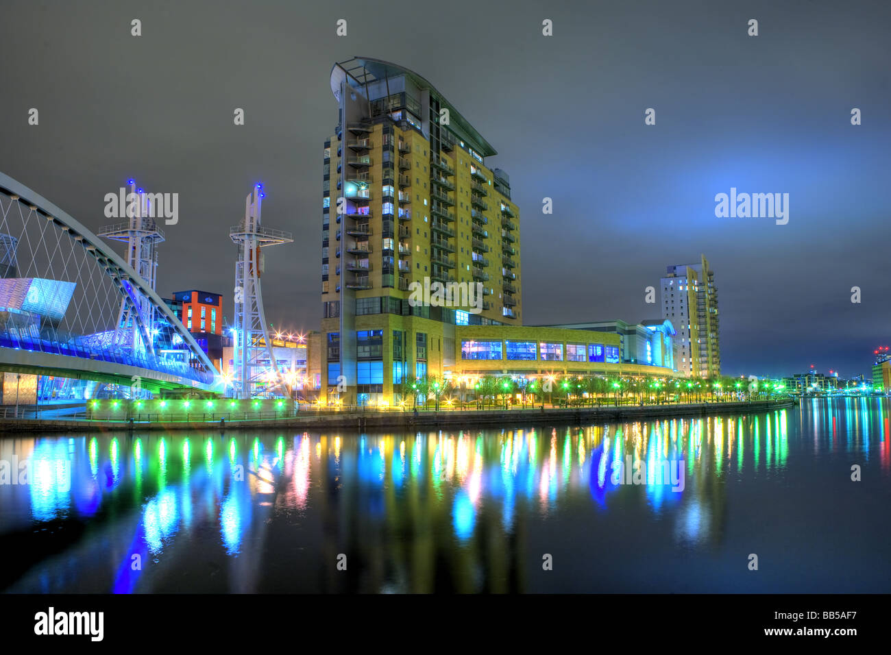 Los muelles de Salford por noche Foto de stock