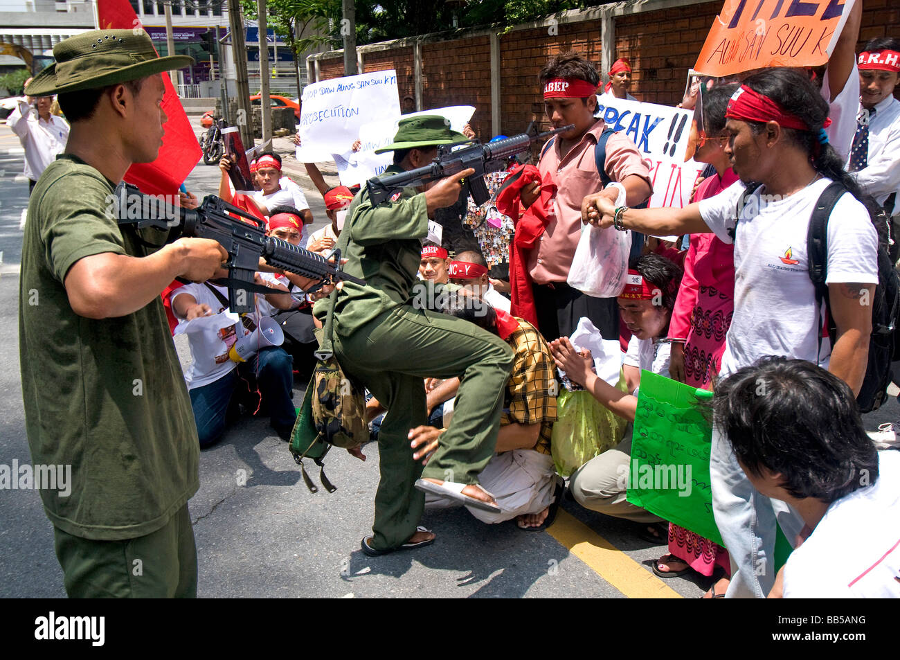 Los manifestantes pro democracia chocan con otros manifestantes vestidos como soldados birmanos frente a la Embajada birmana en Bangkok Foto de stock