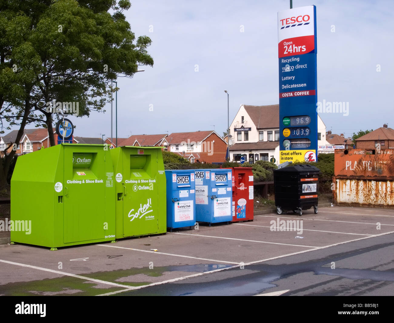 Contenedores de reciclaje en un supermercado Tesco Fotografía de stock