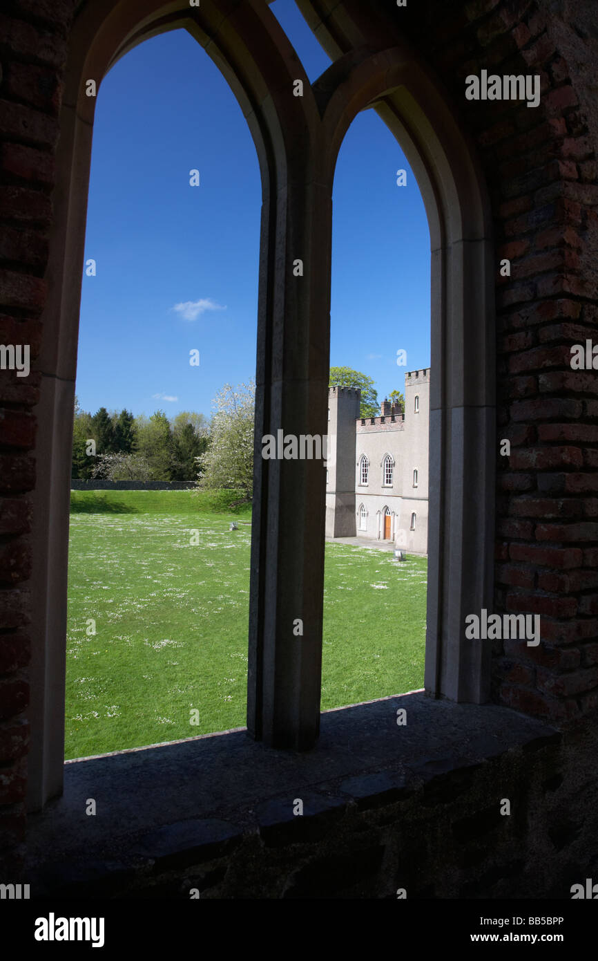 Mirando a través de la ventana de arcos de piedra en Hillsborough Fort gatehouse fundado en 1630 y terminó alrededor de 1650 Foto de stock