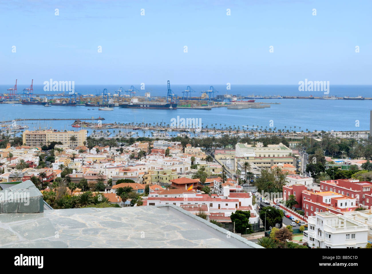 Una hermosa vista sobre los tejados al Puerto de Cádiz, el puerto de la luz. Las Palmas de Gran Canaria, Islas Canarias, España, Europa. Foto de stock
