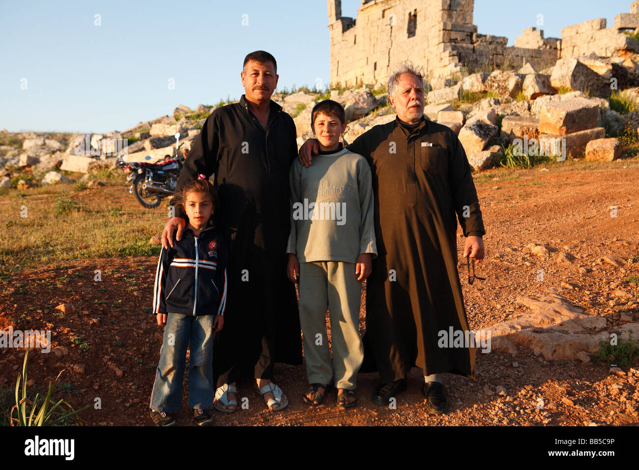Familia siria en Serjilla ciudad muerta, Siria Foto de stock
