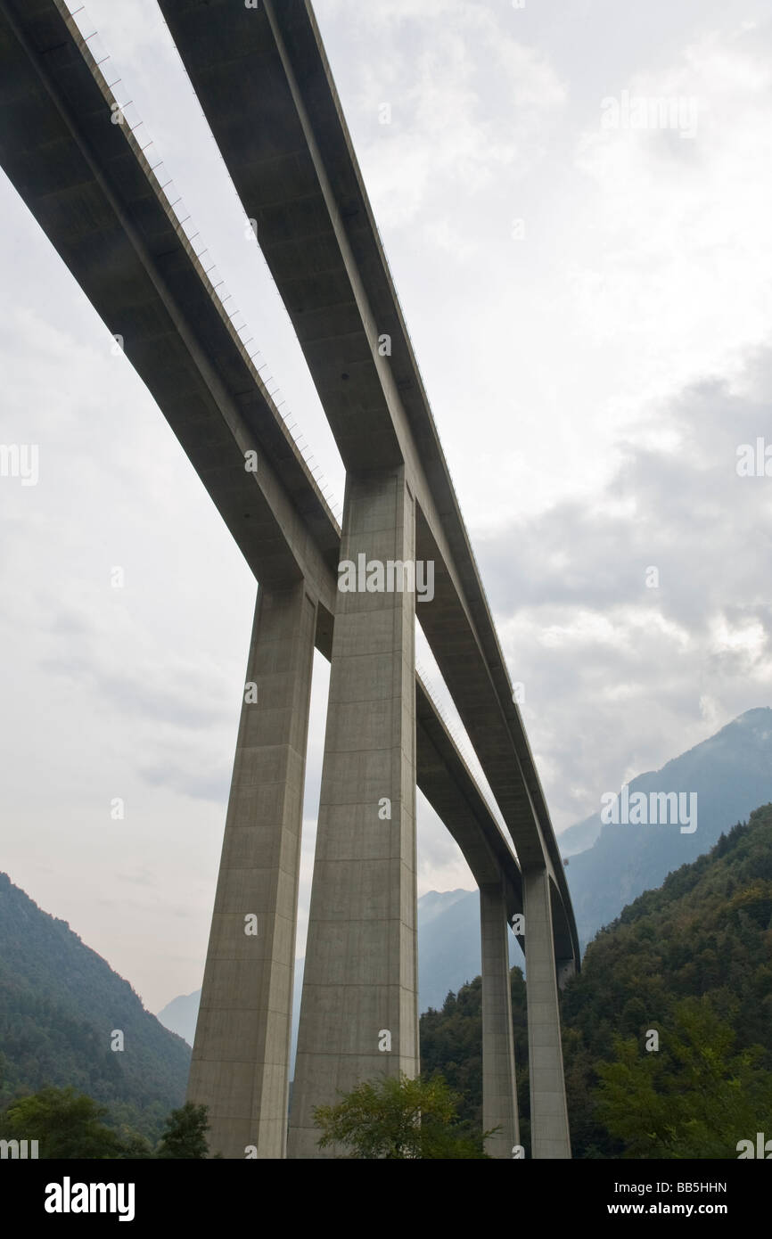 Puente Carretero valle del Levantino Suiza Foto de stock