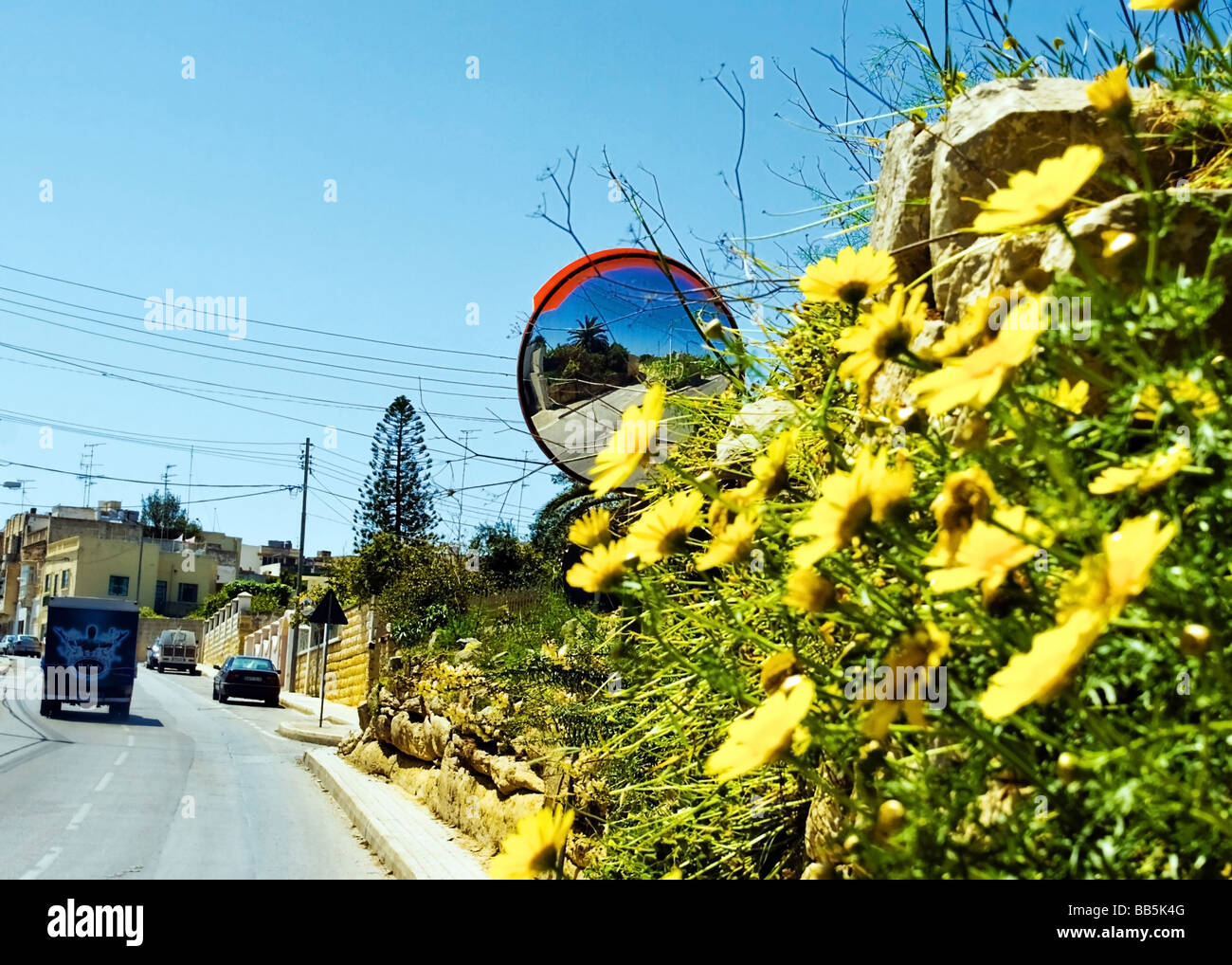 Reflexiones en el espejo en el camino tomado mediodía en carretera desde Balzan a Attard, Malta Foto de stock