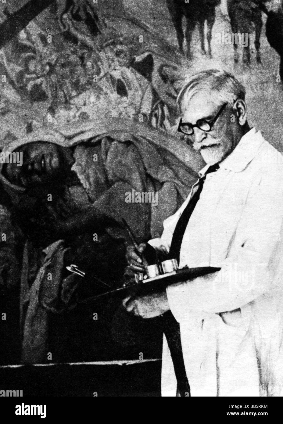 Mucha, Alfons Maria, 24.7.1860 - 14.7.1939, pintor checo, artista gráfico, de media longitud, en su estudio, trabajando, Foto de stock