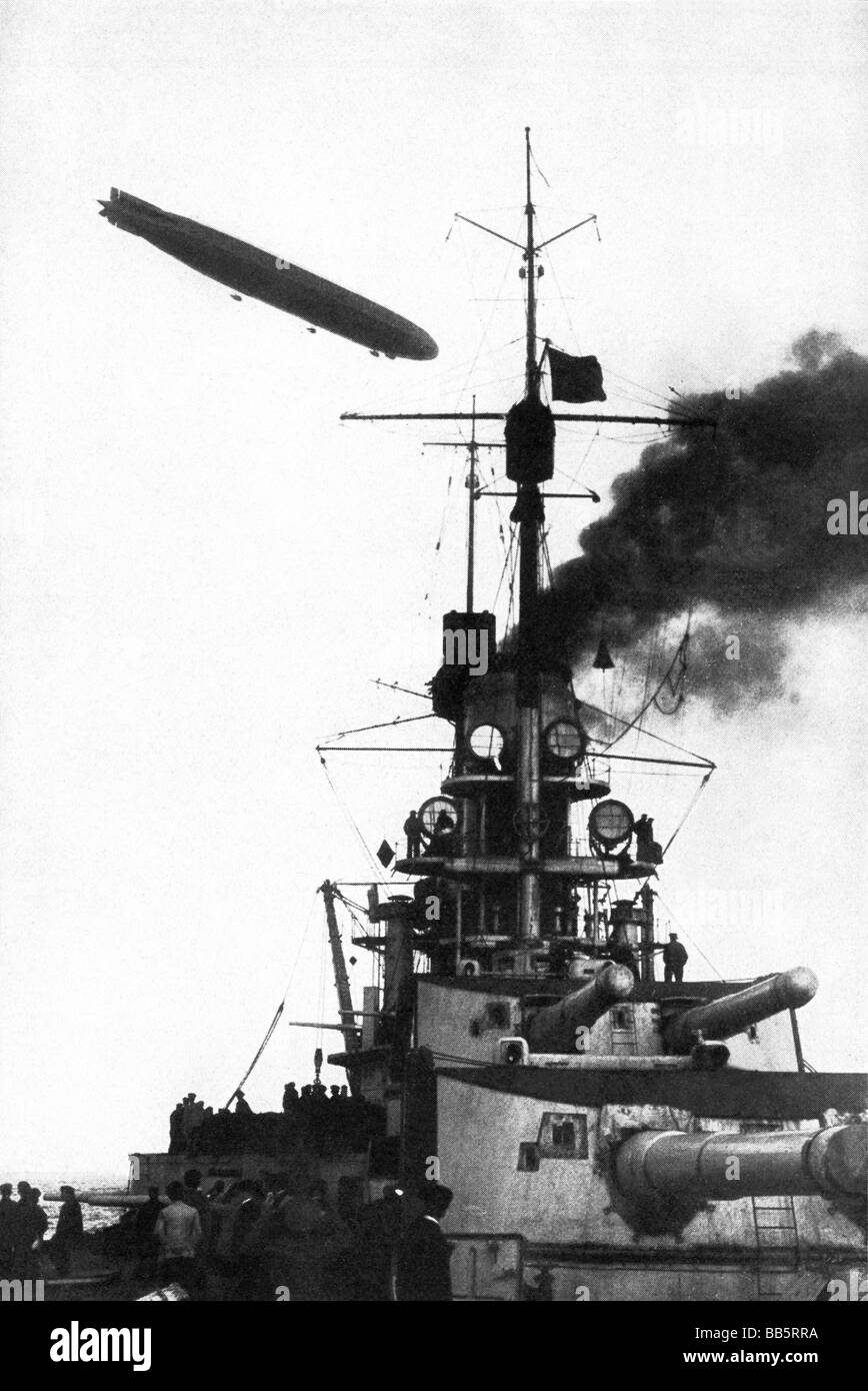 Eventos, Primera Guerra Mundial / primera Guerra Mundial, guerra naval, acorazado alemán 'MS Grosser Kurfurst' y zeppelin cerca de Saaremaa, Estonia, 1917 de octubre, Foto de stock