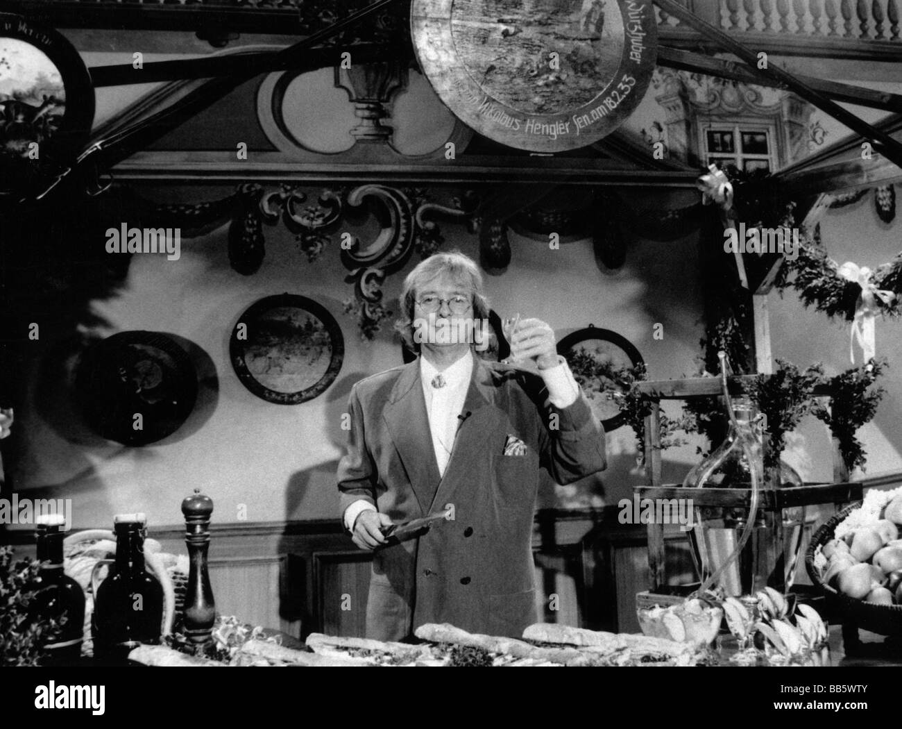 Käfer, Gerd, 19.10.1932 - 23.5.2015, gastrónomo alemán, la mitad de la longitud, en el programa de televisión 'Feste feiern', 1990, Foto de stock
