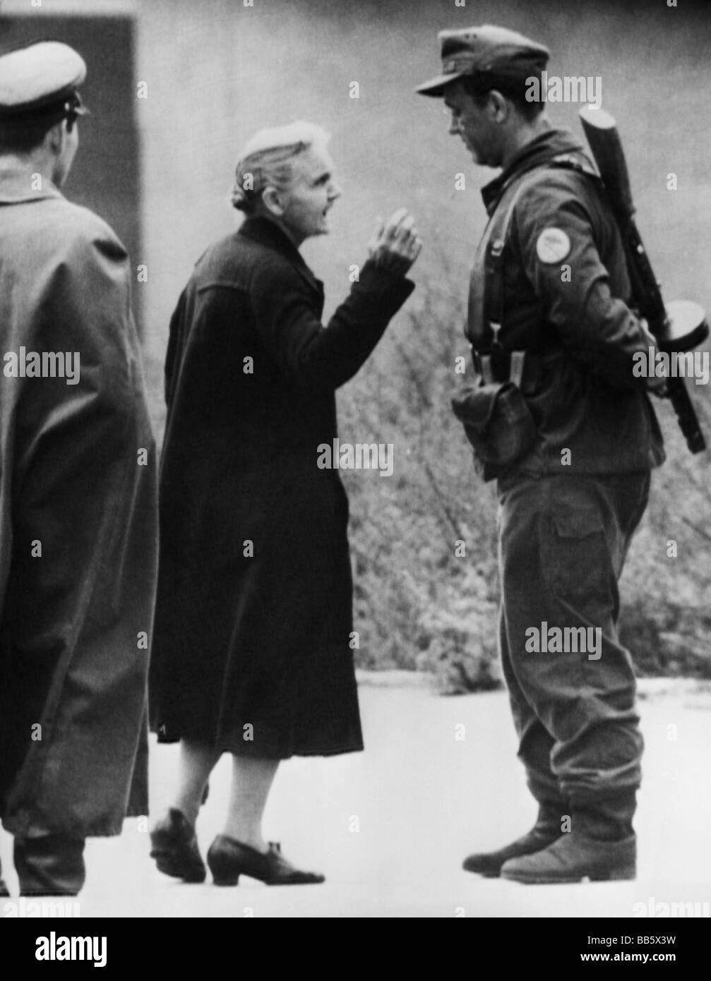 Geografía / viajes, Alemania, Berlín, muro, Berlín occidental mujer hablando con un policía de Alemania del este, puesto de control Prinzenstrasse, 15.8.1961, Foto de stock