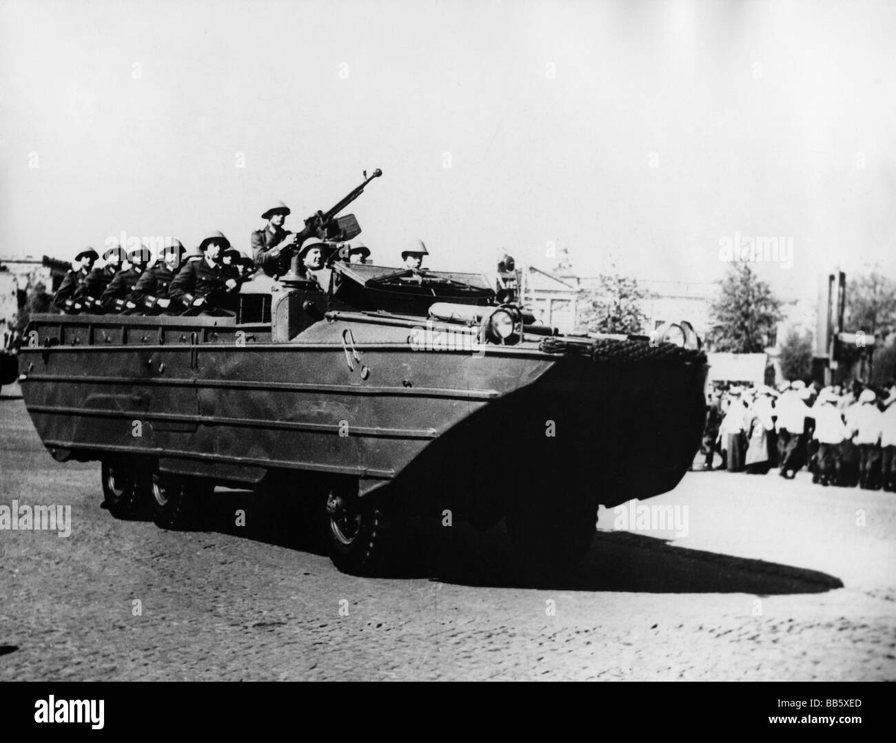 Militar, Alemania Oriental, Ejército Popular Nacional, Fuerzas terrestres, vehículo anfibio DUKW en un desfile, Leipzig, 1968, Foto de stock