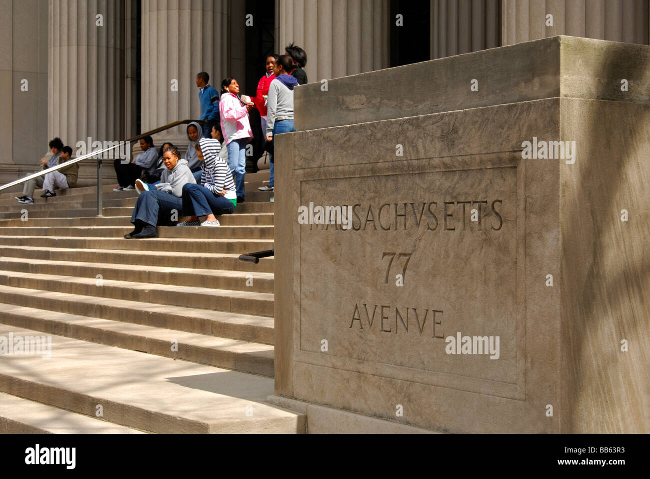 Los jóvenes afroamericanos sentado en las escaleras de la entrada del Instituto de Tecnología de Massachusetts, MIT, Cambridge, Massach Foto de stock