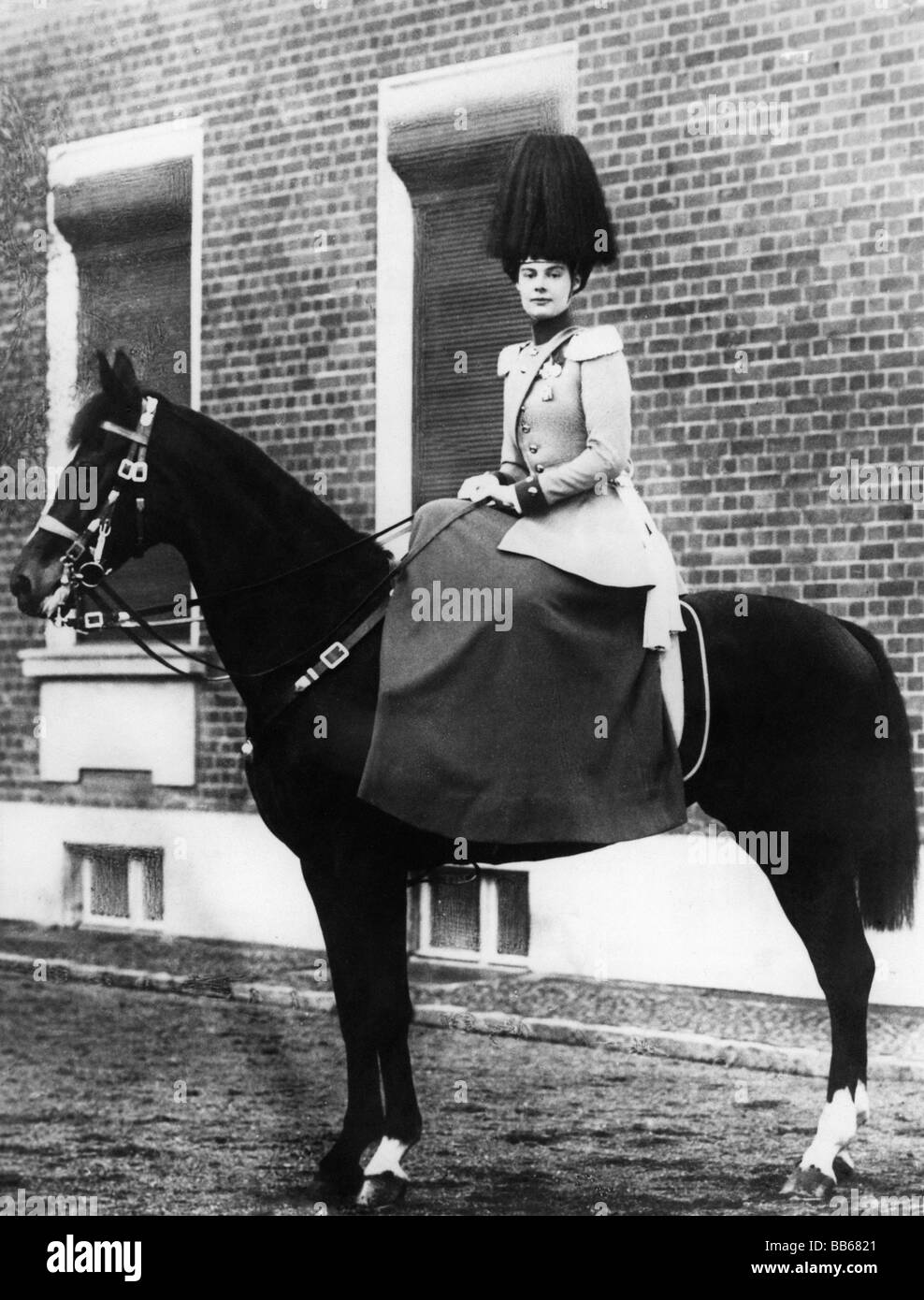 Cecilie, 20.9.1886 - 6.5.1954, Princesa de la Corona Alemana 6.6.1905 - 9.11.1918, mitad de la longitud ecuestre, como Coronel en Jefe del 8º Regimiento de Dragones, circa 1910, , Foto de stock