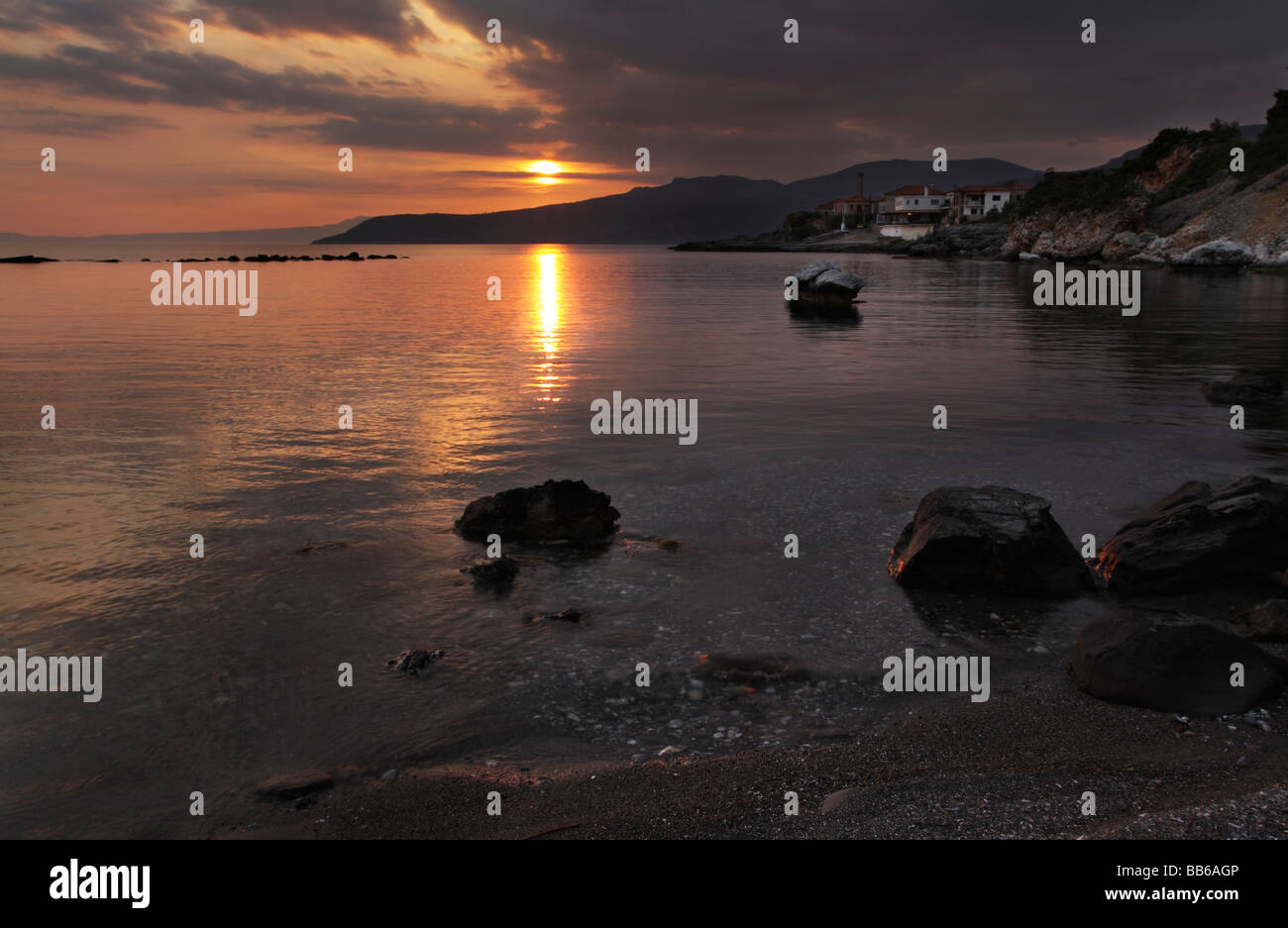 Vistas de la puesta de sol en el Messinian bay desde el puerto en Kardamili en Grecia Foto de stock