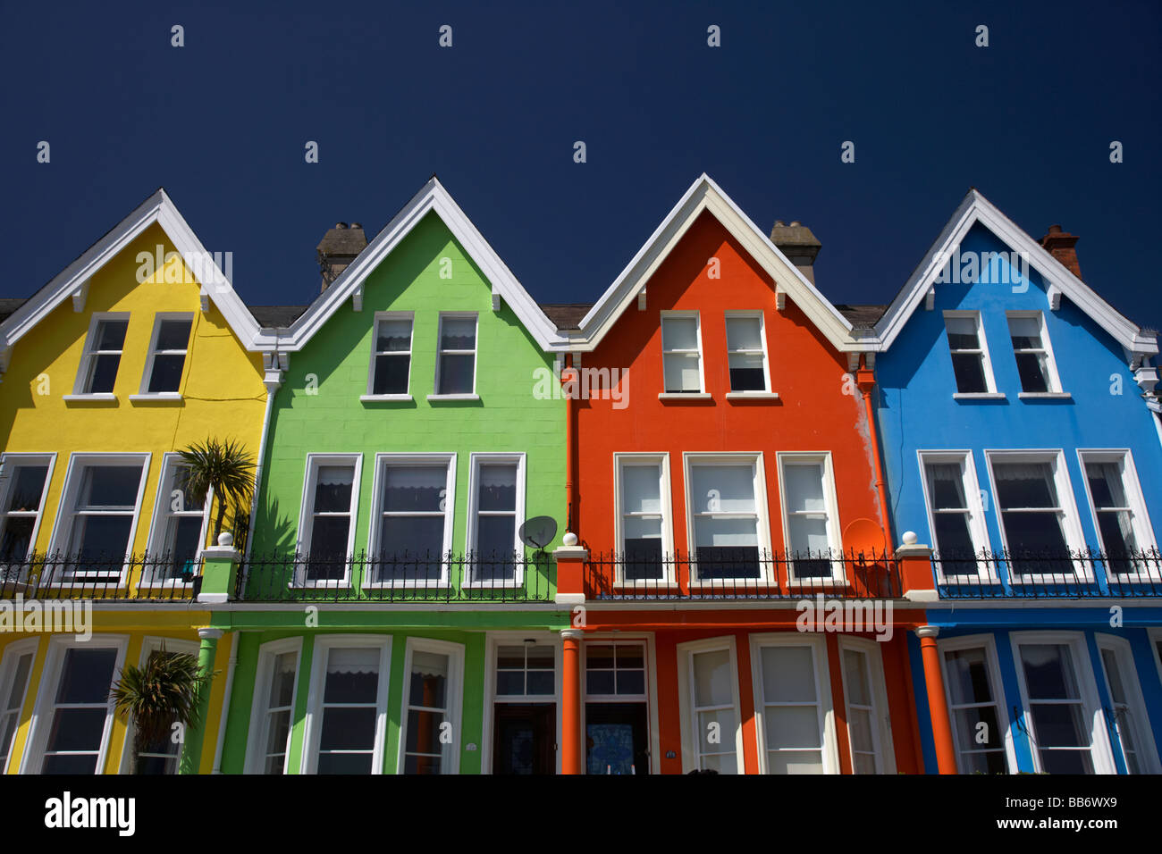 Coloridas casas frente al mar en Marine Parade, Whitehead, Condado de Antrim Reino Unido Irlanda del Norte Foto de stock