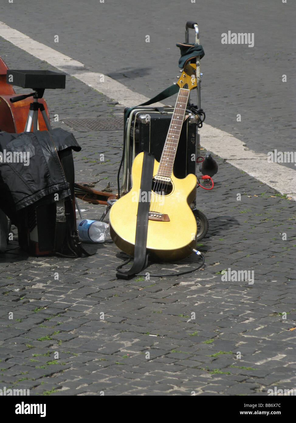 Calle músico callejero la guitarra y el amplificador en Roma Italia  Fotografía de stock - Alamy