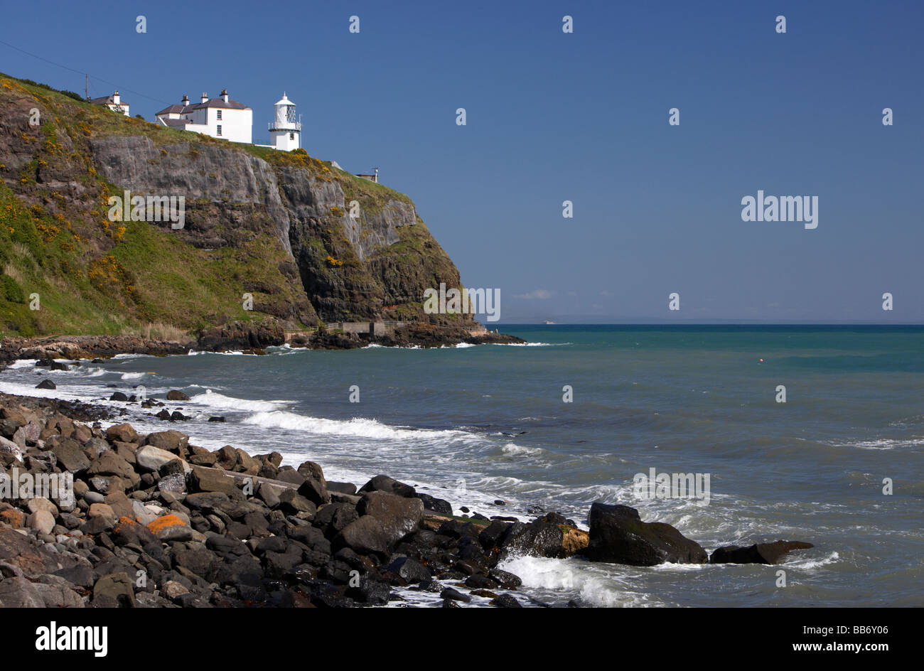 Faro de espinillas y Whitehead a la espinilla ruta costera en el condado de Antrim Reino Unido Irlanda del Norte Foto de stock