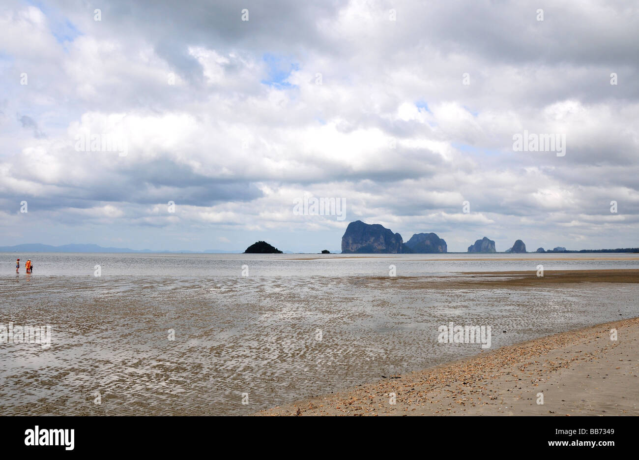 En marea baja beach resort en sikao trang Tailandia Foto de stock