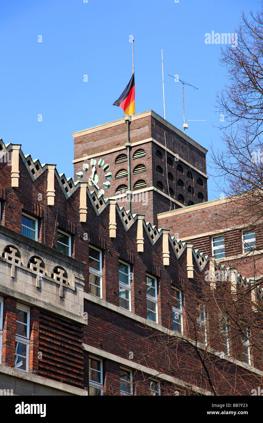 Trauer Emotionen Symbolik,,,, Deutschland-Fahne Halbmast Trauerbeflaggung auf zum Gedenken an die 15 Mordopfer des Amoklaufes von Winnenden am 11.03.2 Foto de stock