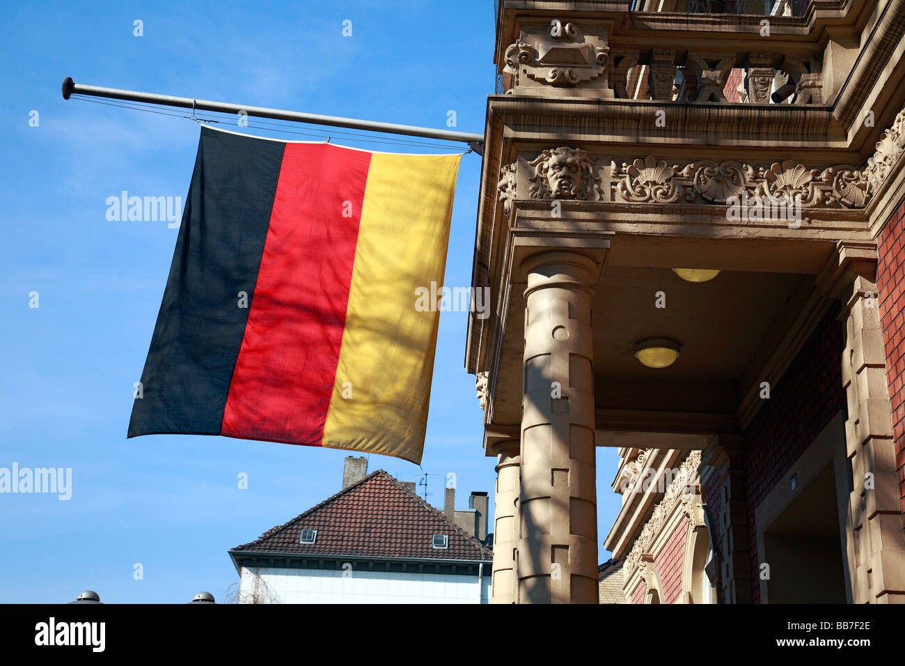 Simbolismo, emociones, luto, recuerdo, la bandera a media asta, bandera alemana en el ayuntamiento Sterkrade, el izado de la bandera tuvo lugar en conmemoración de las 15 víctimas de asesinato de la matanza en 11.03.2009 en la escuela secundaria de Albertville en Winnenden un Foto de stock