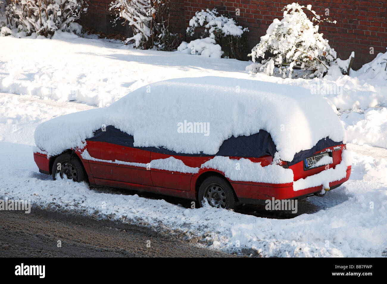 Las temporadas de invierno, frialdad, la nieve, el tráfico de automóviles, cubiertos de nieve en la carretera, coche de pasajeros Foto de stock