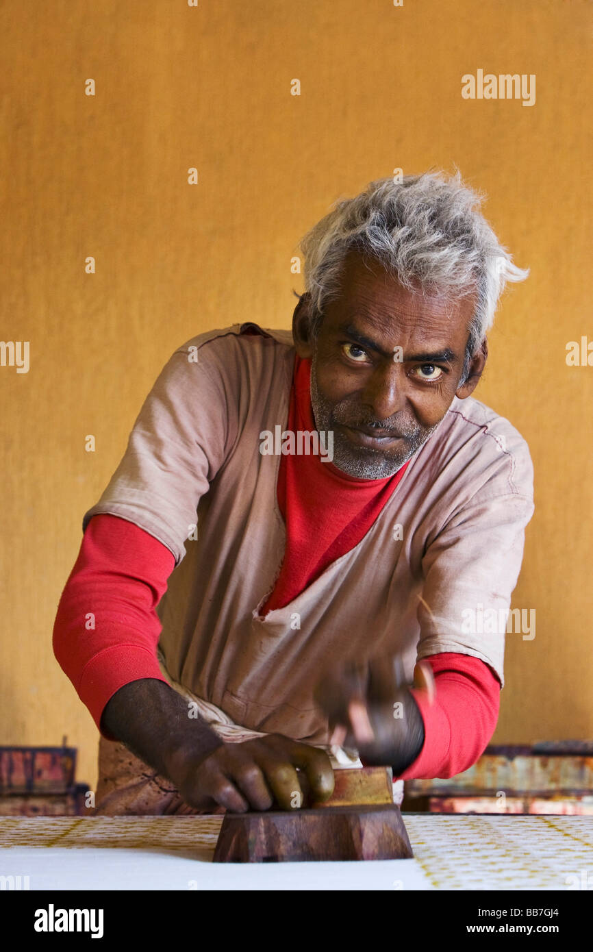 Hombre indio la impresión de tela, el norte de la India, India, Asia Foto de stock