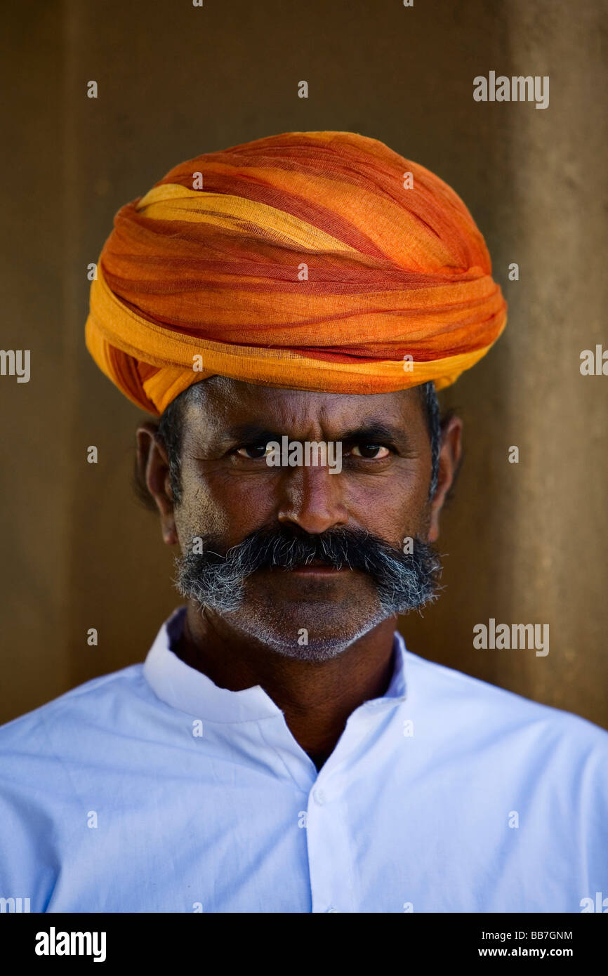 Hombre indio con un turbante, en el norte de la India, India, Asia Foto de stock