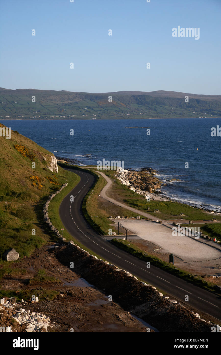 Sección de curvas de la ruta costera de causeway A2, la carretera de la costa del Condado de Antrim Reino Unido Irlanda del Norte Foto de stock