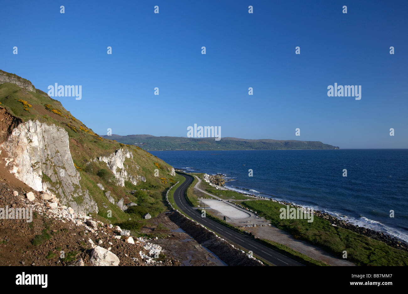 Sección de curvas de la ruta costera de causeway A2, la carretera de la costa del Condado de Antrim Reino Unido Irlanda del Norte Foto de stock