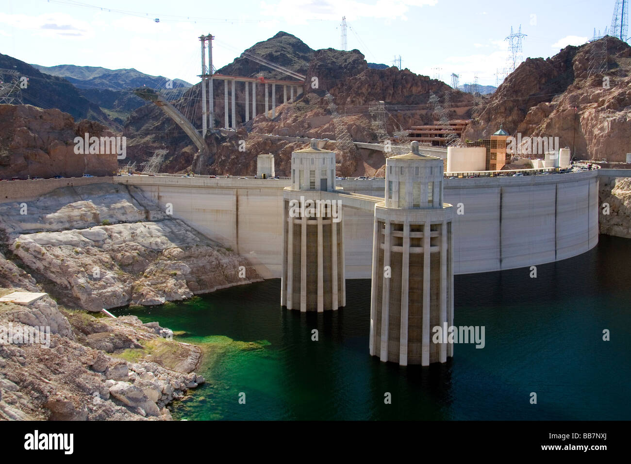 Torres de admisión de la presa Hoover Dam, en la frontera entre los estados de Arizona y Nevada, EE.UU. Foto de stock