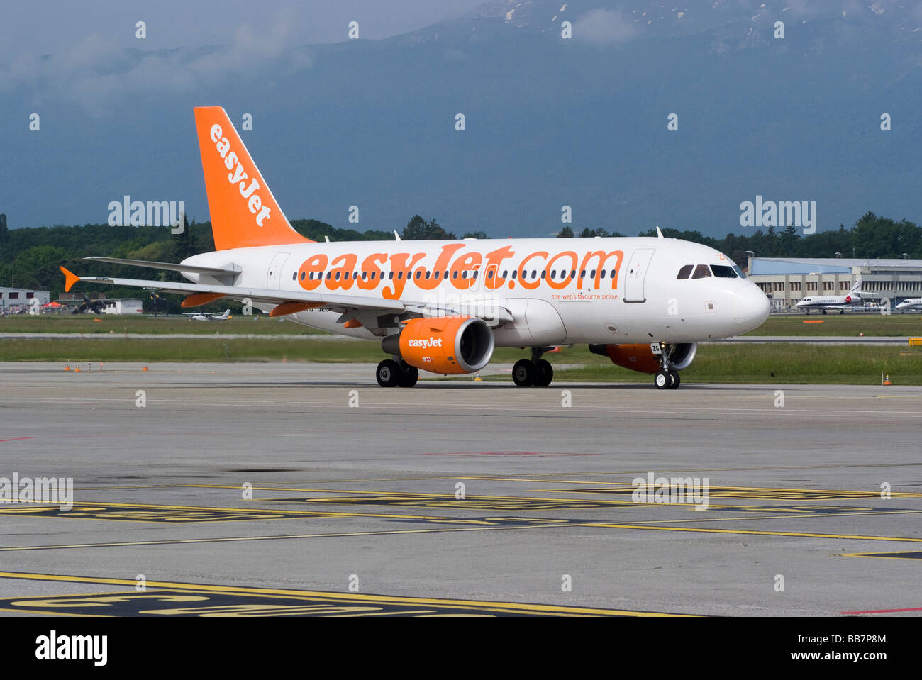 Easyjet Airbus A319-111 HB-JZG Airliner de rodadura en el aeropuerto de Ginebra Suiza Geneve Suisse Foto de stock