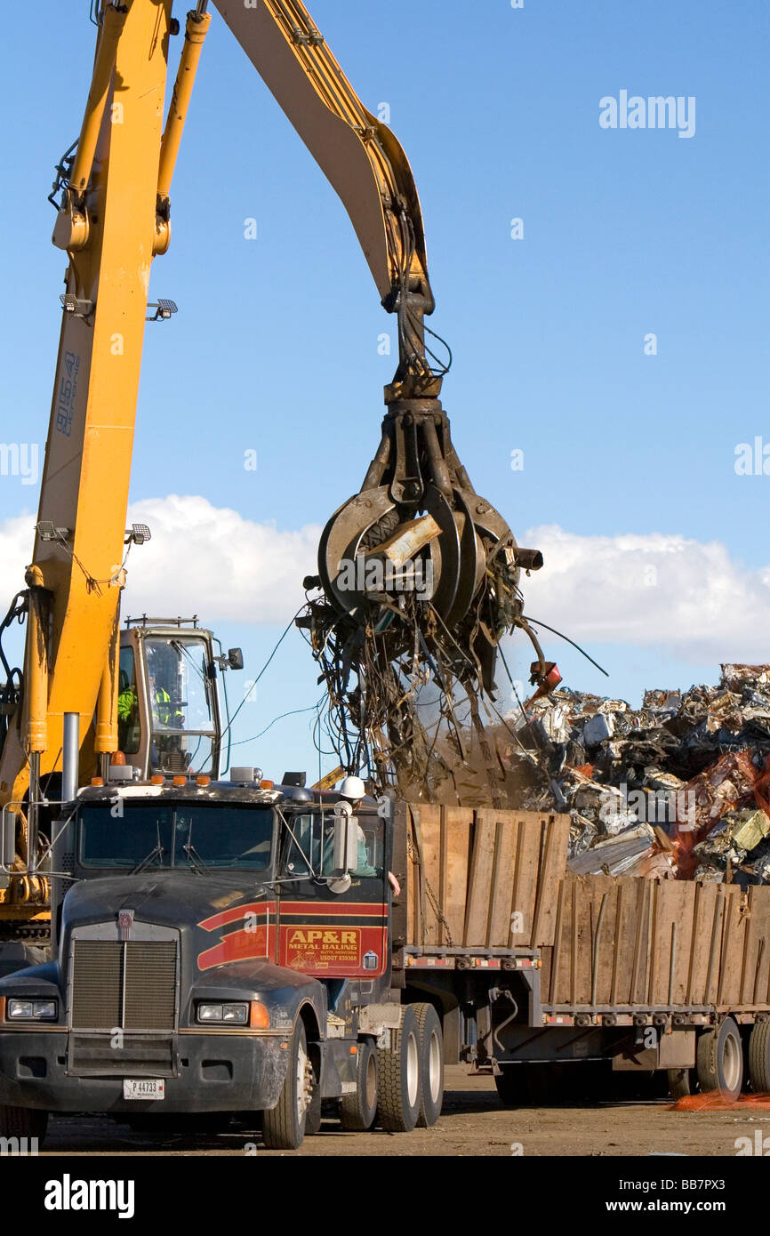 Pinza hidráulica de elevación para el reciclaje de chatarra de acero Acero en el Pacífico y centro de reciclaje de Elmore County Idaho Foto de stock
