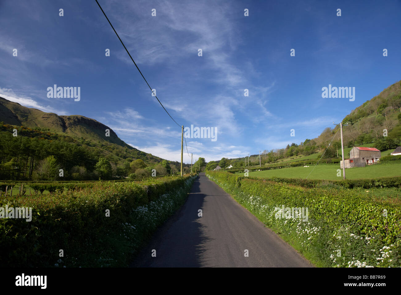 País por carretera aunque glenariff glen valley condado de Antrim Reino Unido Irlanda del Norte Foto de stock