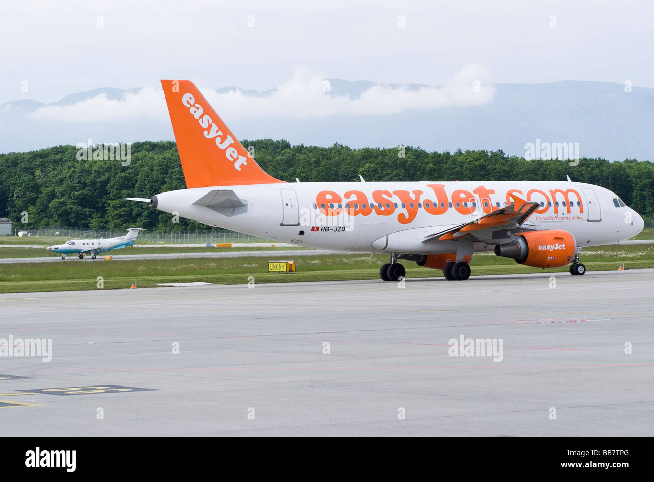 Easyjet Airbus A319-111 HB-JZQ Airliner de rodadura en el aeropuerto de Ginebra Suiza Geneve Suisse Foto de stock