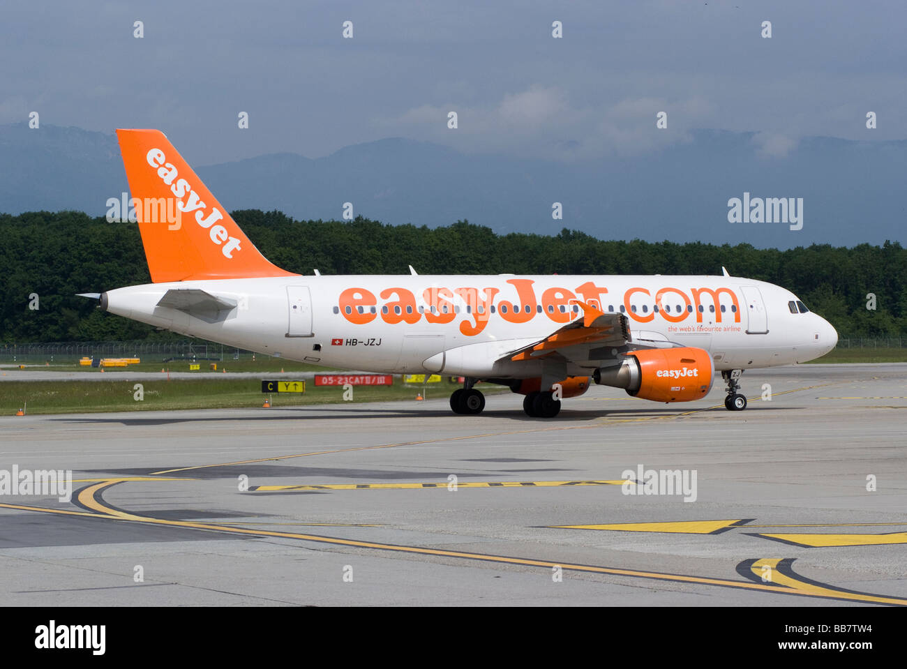 Easyjet Airlines Airbus A319-111 HB-JZJ Airliner de rodadura en el aeropuerto de Ginebra Suiza Geneve Suisse Foto de stock