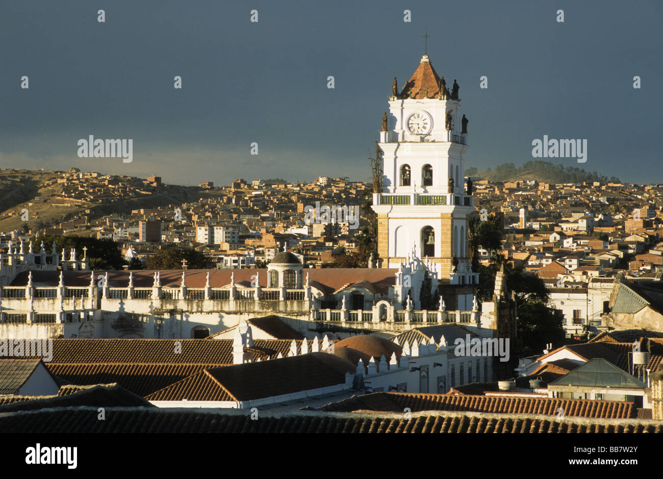 Los tejados y la torre de la Catedral metropolitana , Sucre Bolivia Foto de stock