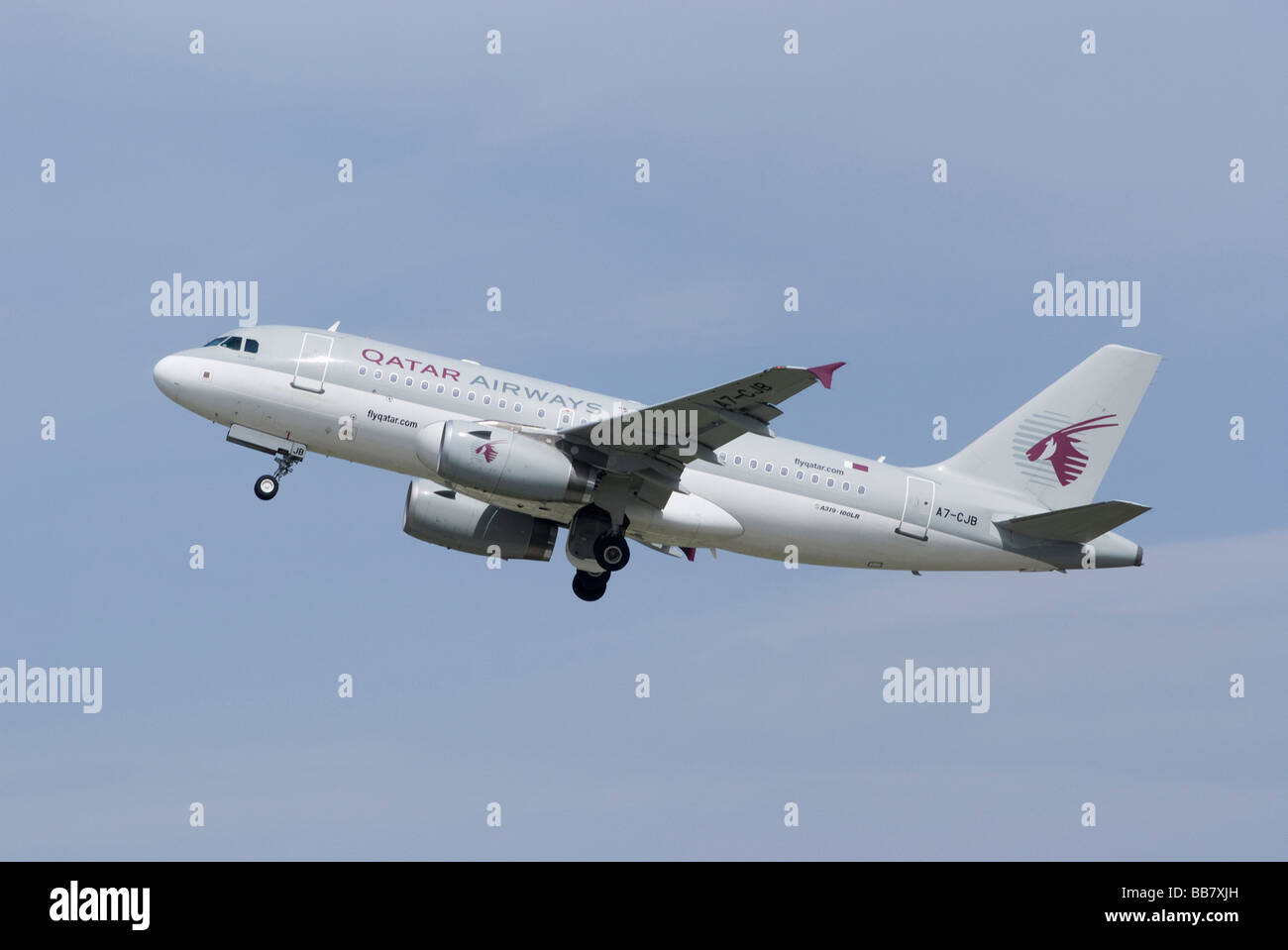 Qatar Airways Airbus A319-133 (LR) (CJ) A7-CJB Avión despegando desde el aeropuerto de Ginebra Suiza Geneve Suisse Foto de stock