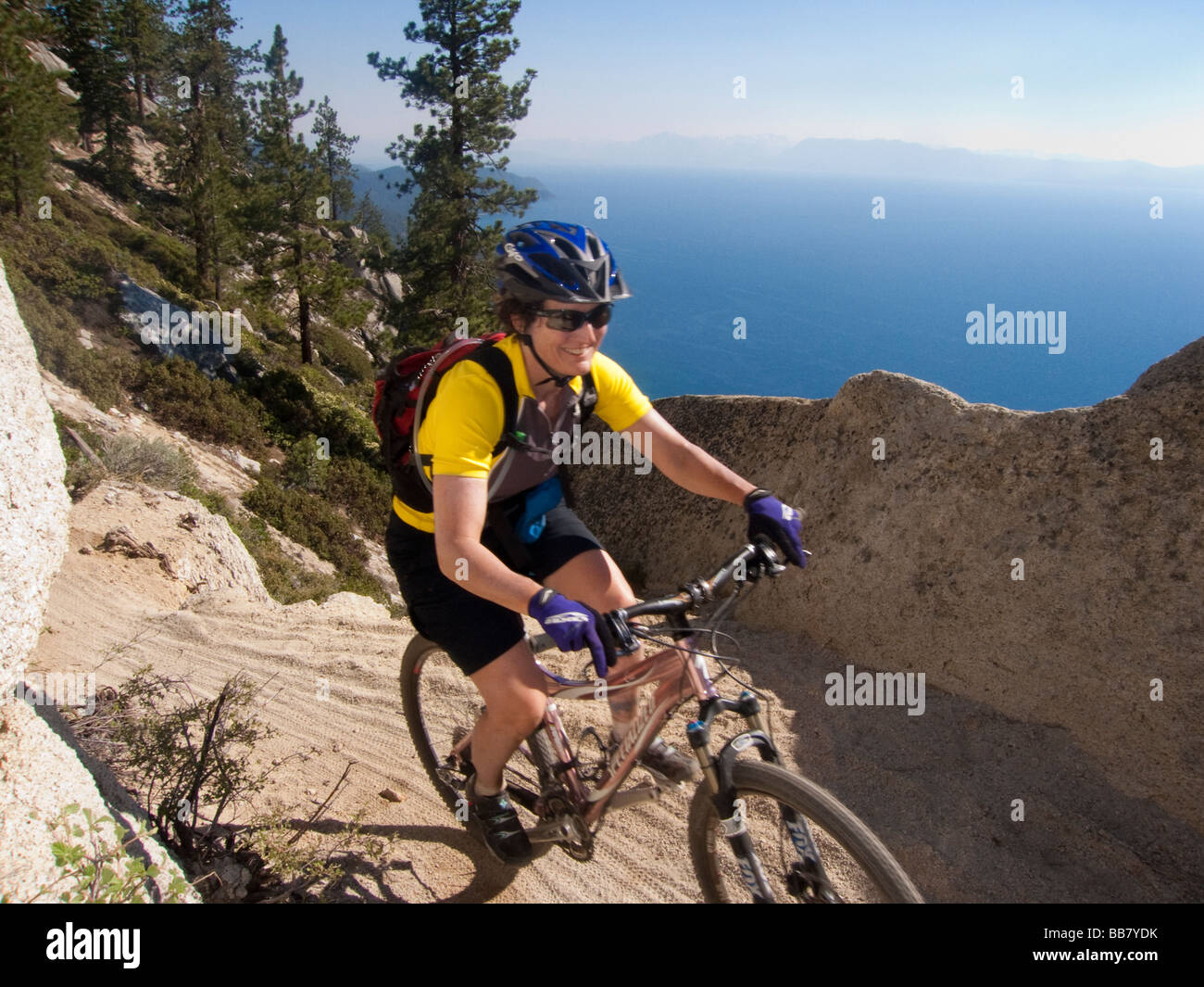 Un ciclista de montaña disfruta de una vista del Lago Tahoe desde el gran tobogán de Trail cerca de Spooner Cumbre . Foto de stock