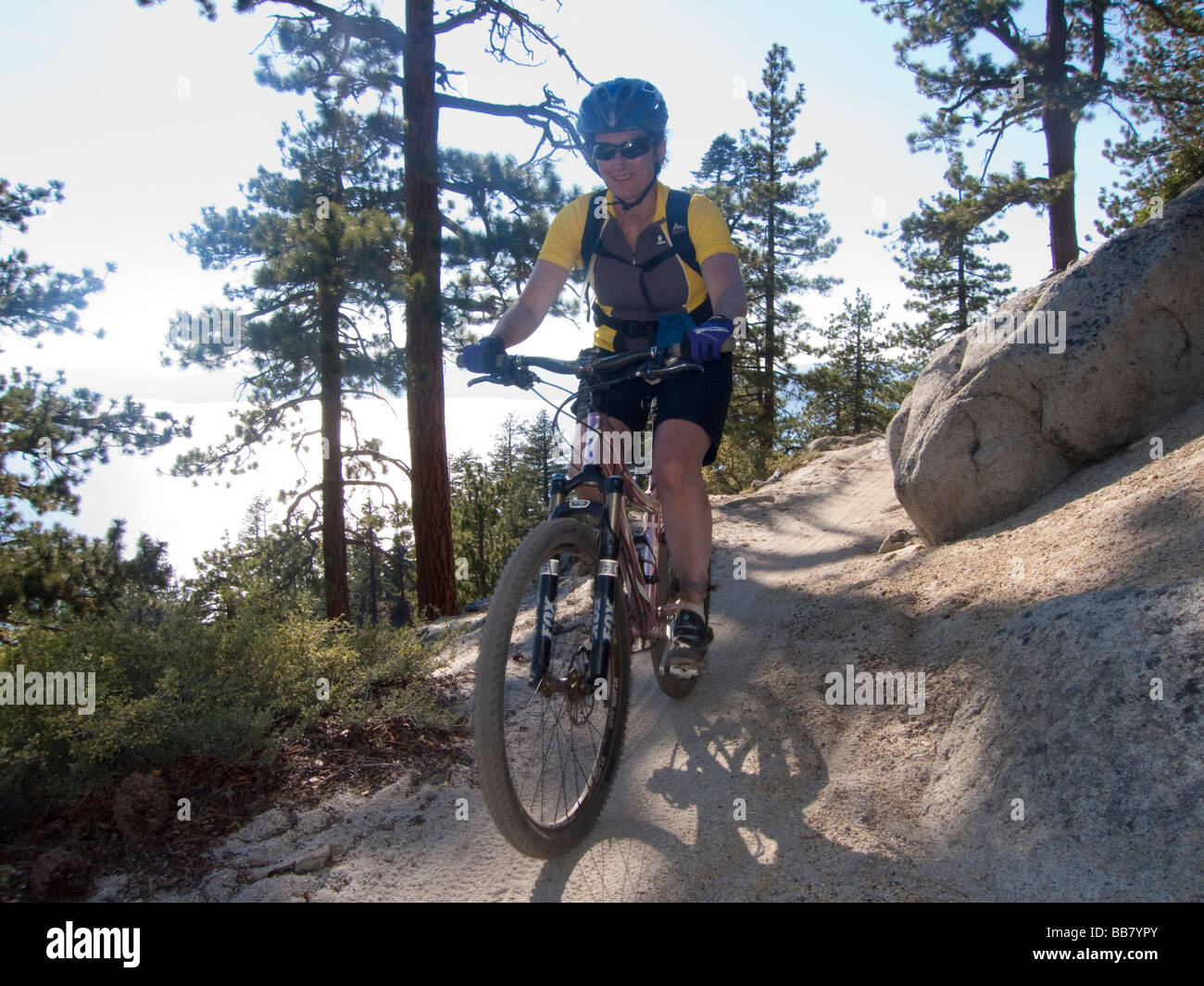 Un ciclista de montaña disfruta de una vista del Lago Tahoe desde el gran tobogán de Trail cerca de Spooner Cumbre . Foto de stock