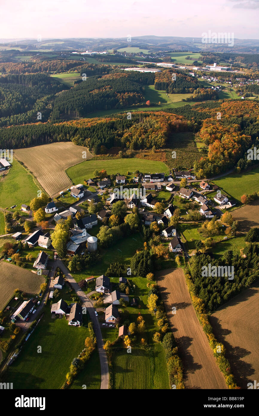 Foto aérea, aldea Essinghausen, Drolshagen, Sauerland, Renania del Norte-Westfalia, Alemania, Europa Foto de stock