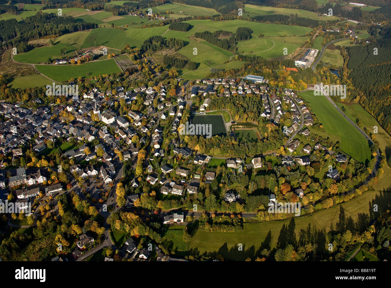 Fotografía aérea, monasterio, diversos street, An der Kreuzkapelle, Annastrasse, Hagener Strasse, Drolshagen, Sauerland, Norte de R Foto de stock