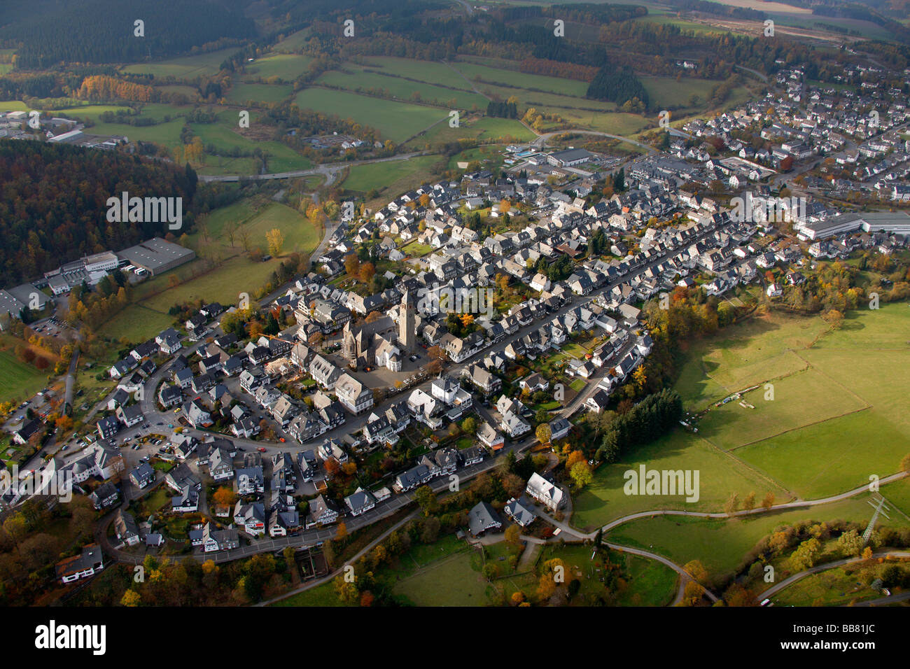 Foto aérea, el centro histórico de la ciudad, Schmallenberg, Sauerland, Hochsauerlandkreis, Renania del Norte-Westfalia, Alemania, Europa Foto de stock