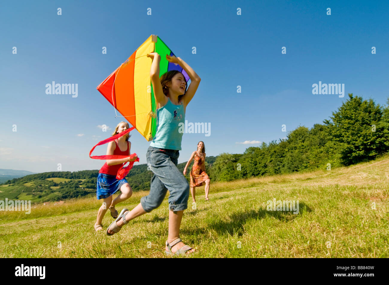 Los adolescentes con una cometa sobre una pradera Foto de stock