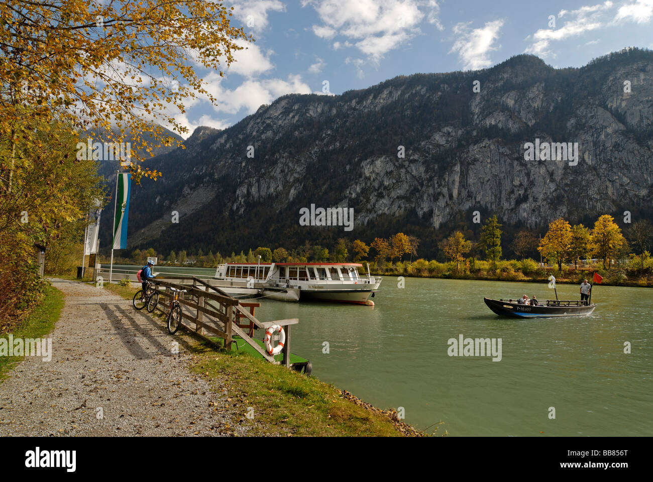 Barco y ferry sobre el río Inn, cerca del Valle Inntal Kiefersfelden, Alta Baviera, Alemania, Europa Foto de stock