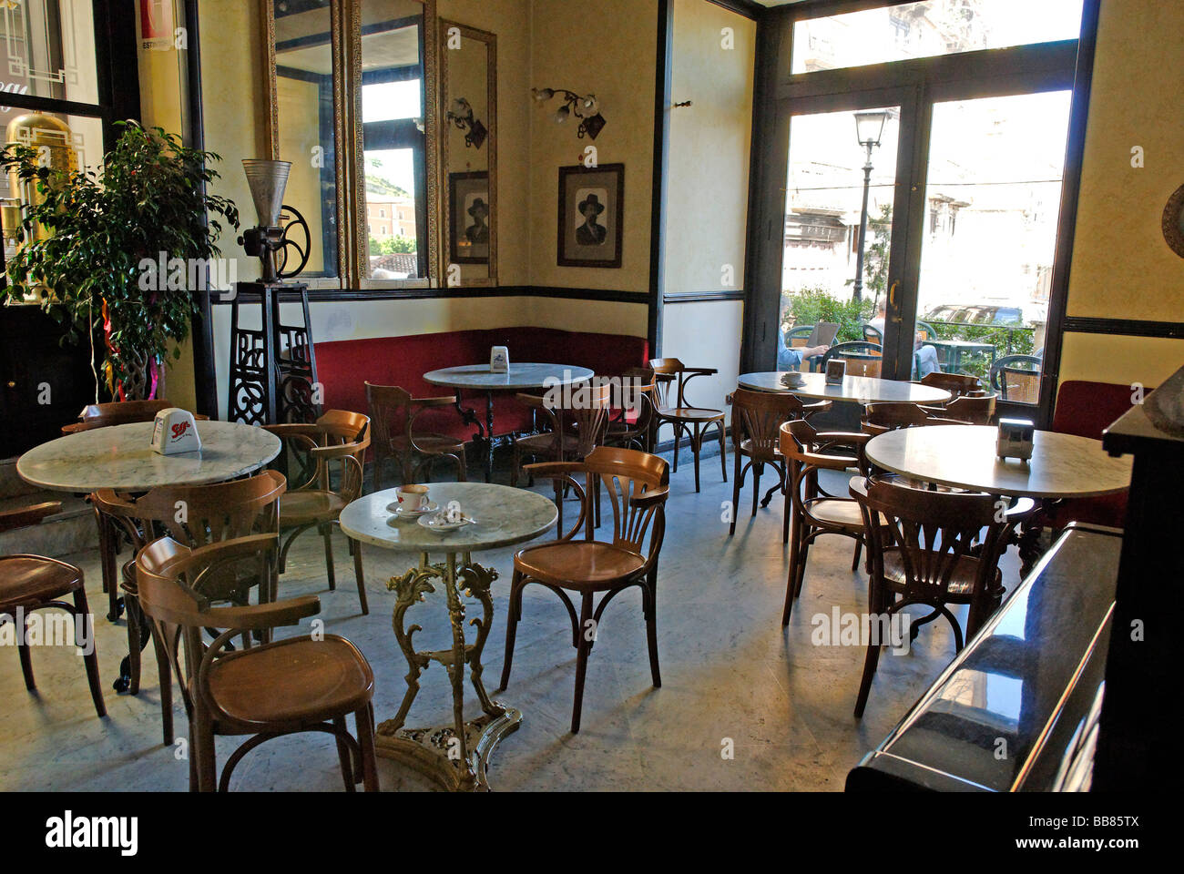Gran Caffè Renzelli cafè histórico, cerca de la catedral, Cosenza, Calabria, Italia, Europa Foto de stock