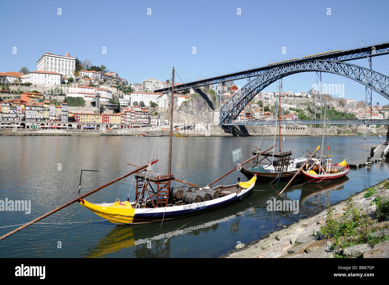 El vino de Oporto barcos, Río Duero, Vila Nova da Gaia, Ponte Dom Luìs I Puente, al norte de Portugal, Europa Foto de stock