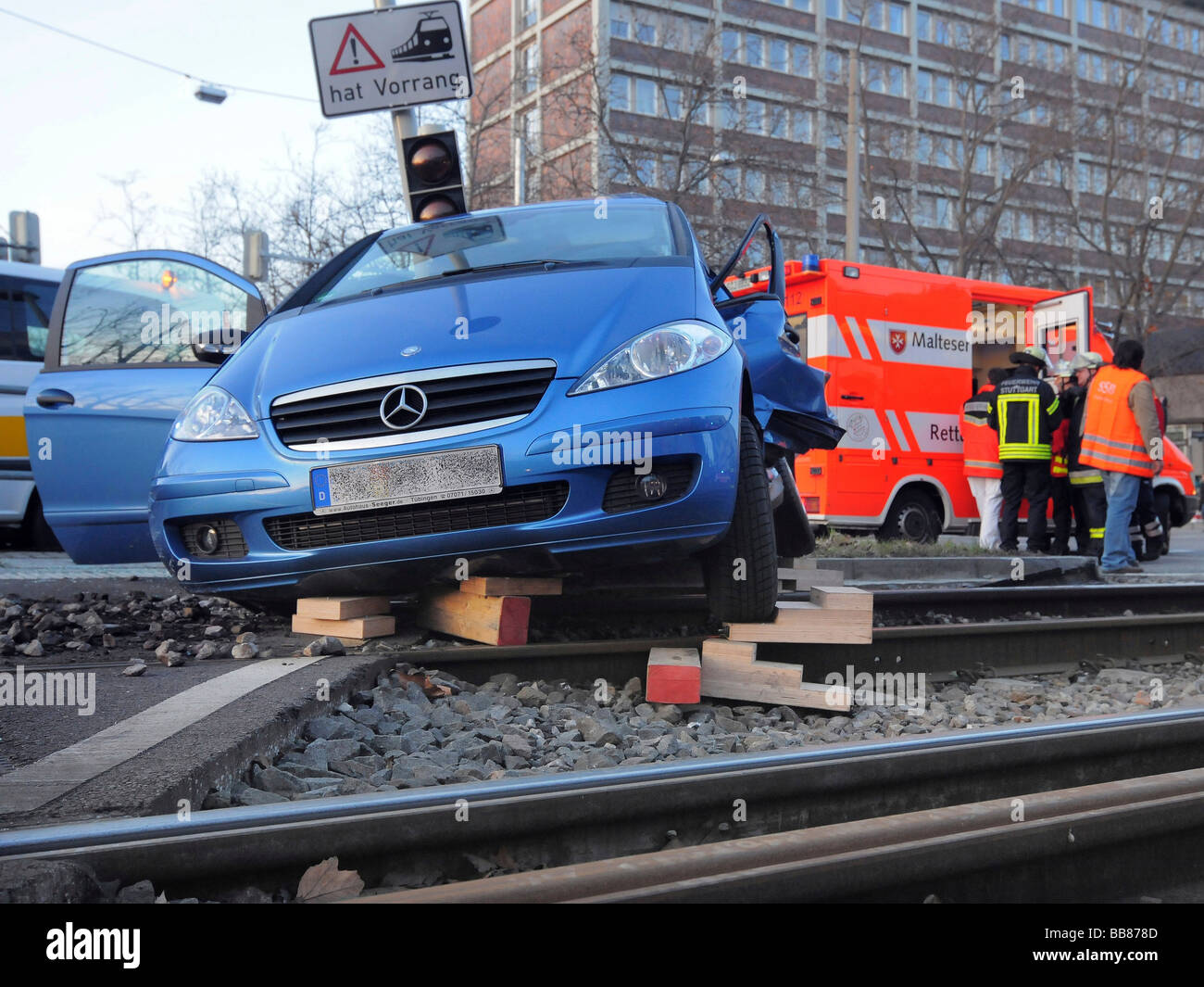 Grave accidente de tránsito, vehículo de pasajeros chocó con un U-Bahn, mujer conductor debe ser liberado por el rescate de su tripulación Foto de stock